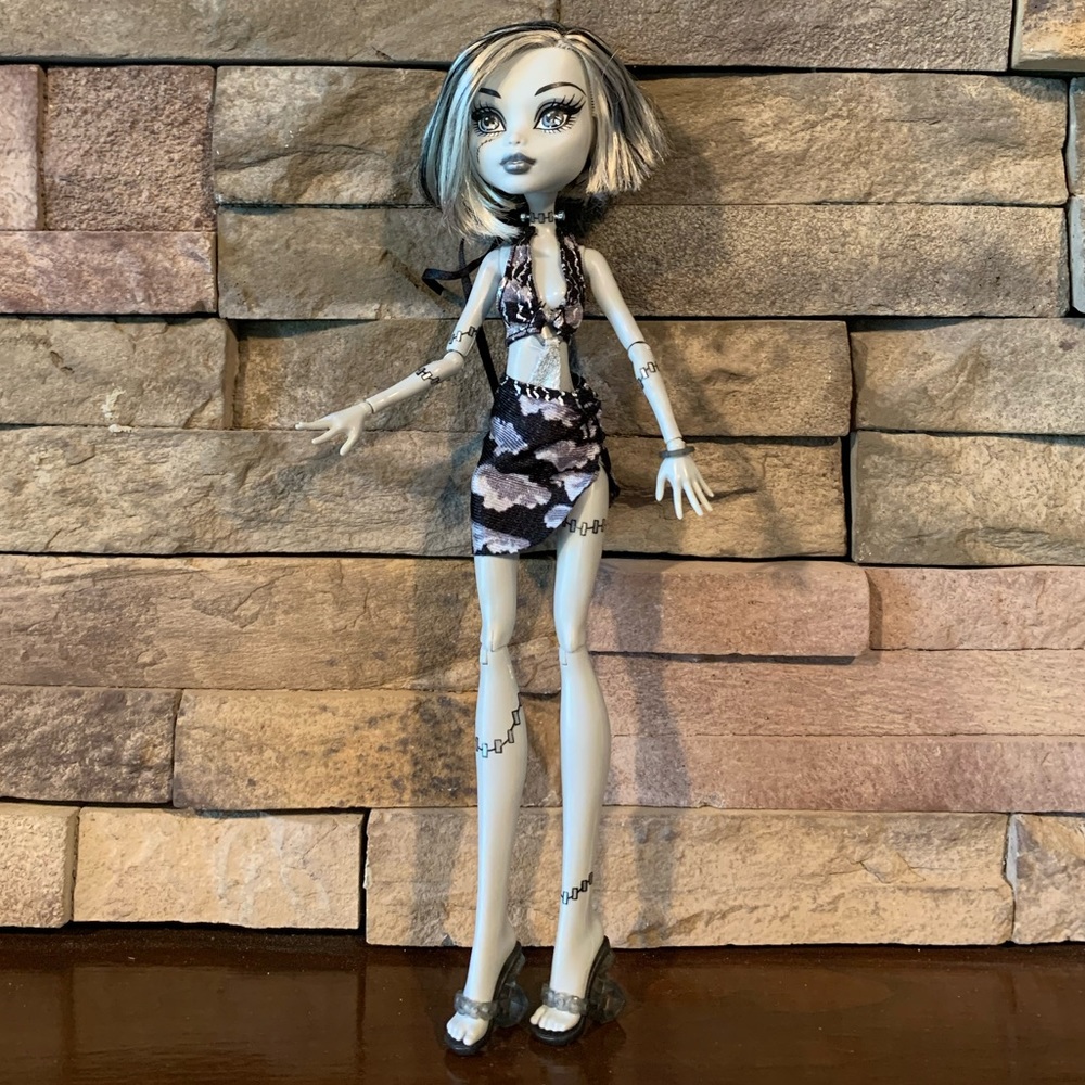 Monster High Frankie Stein Skulls Shore Beach Doll - First Wave